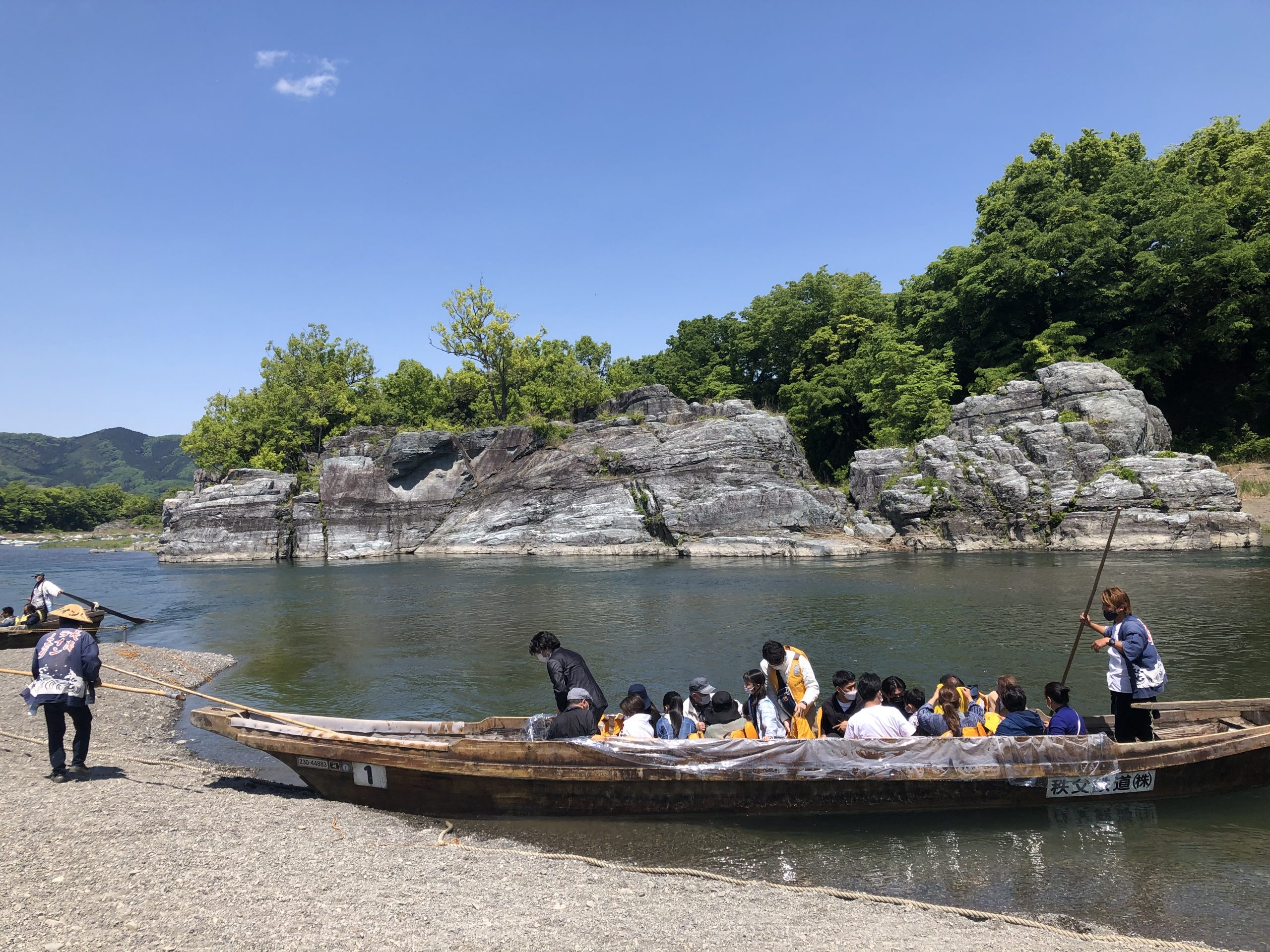 長瀞で川下りをする時の船とその背景の岩畳です。